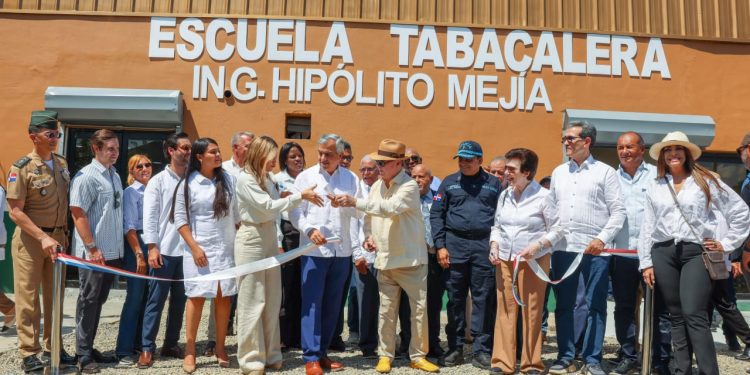 Hipólito Mejía recibe homenaje en Santiago con la inauguración de la Escuela Tabacalera que lleva su nombre