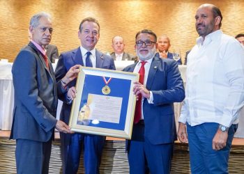 Ito Bisonó es condecorado con la Medalla al Mérito por su apoyo al comercio organizado y las mipymes