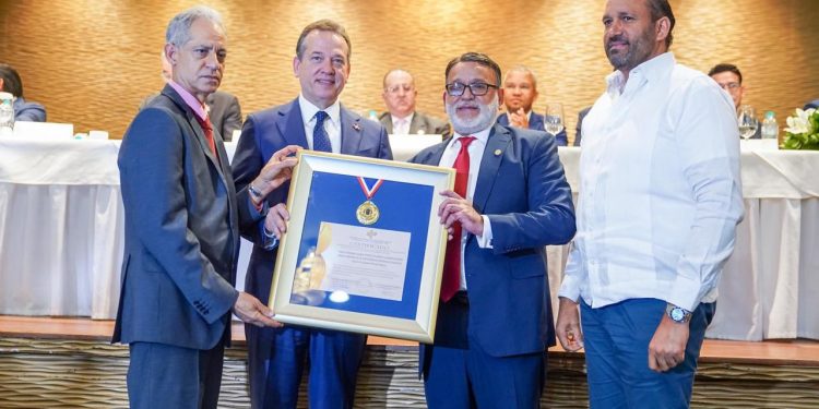 Ito Bisonó es condecorado con la Medalla al Mérito por su apoyo al comercio organizado y las mipymes