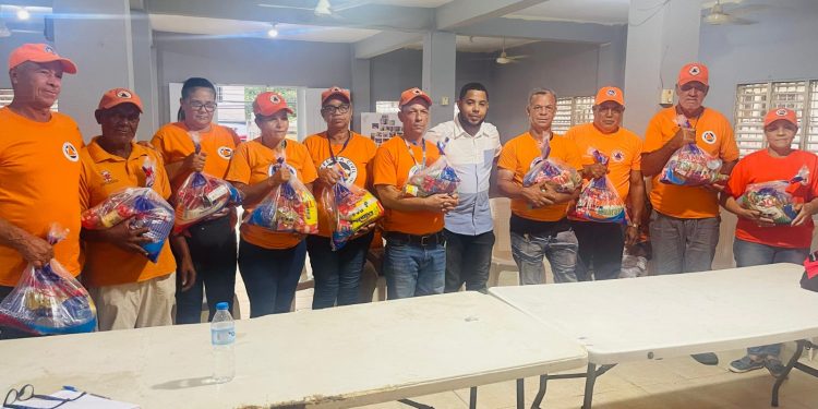 Jhonattan Erick coordina acciones con la Defensa Civil y entrega alimentos a voluntarios ante el paso de la tormenta Melissa
