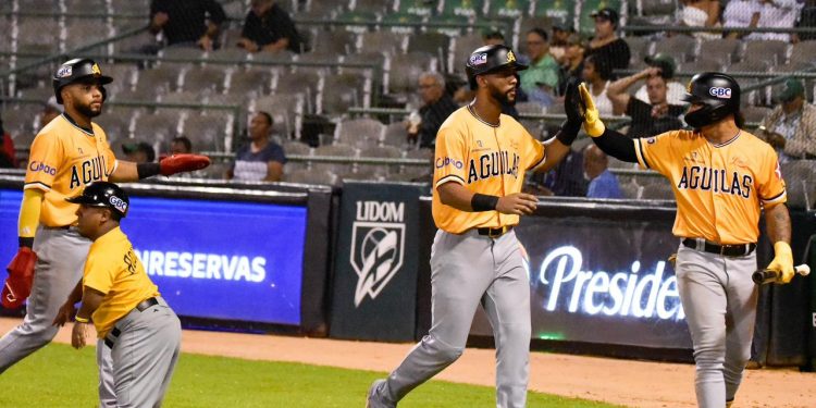 Águilas Cibaeñas logran espectacular remontada ante las Estrellas y asumen el liderato del torneo