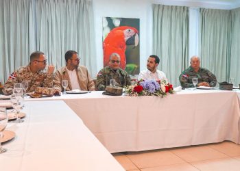 Ministro de Defensa refuerza coordinación con CODEVI y supervisa verja fronteriza en Dajabón