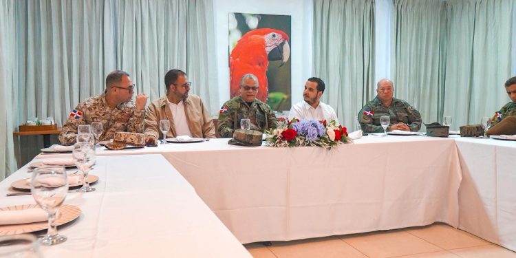 Ministro de Defensa refuerza coordinación con CODEVI y supervisa verja fronteriza en Dajabón