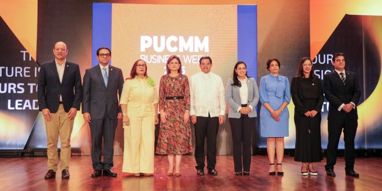 PUCMM impulsa la innovación empresarial y el liderazgo joven en Business Week 2025