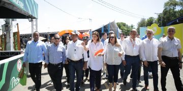 Raquel Peña recorre Expo Cibao 2025 y reafirma apoyo del Gobierno al crecimiento regional