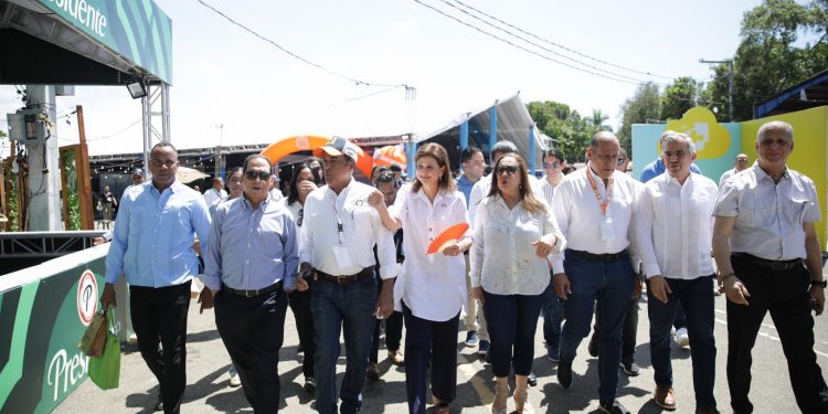 Raquel Peña recorre Expo Cibao 2025 y reafirma apoyo del Gobierno al crecimiento regional