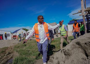 Robert Polanco entrega utilería deportiva y supervisa avance de la Plaza Comunitaria en Bánica