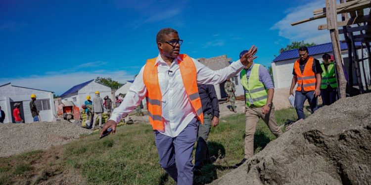 Robert Polanco entrega utilería deportiva y supervisa avance de la Plaza Comunitaria en Bánica