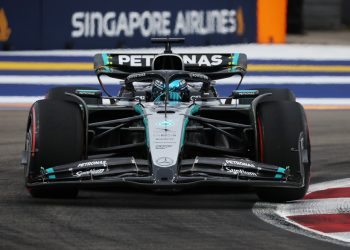 Russell sorprende en Marina Bay y arrebata la pole a Verstappen en Singapur