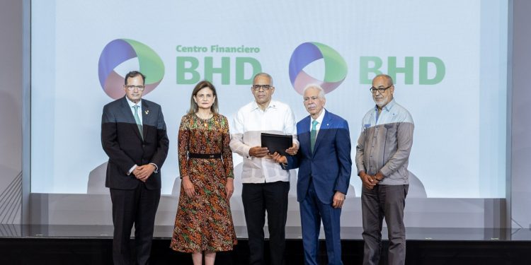BHD dona RD$100 millones para preservar el Ateneo Amantes de la Luz, emblema cultural de Santiago