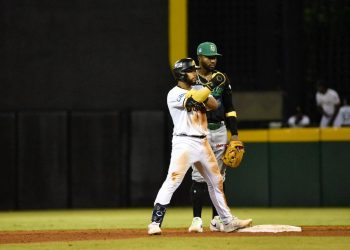Águilas arrollan con lluvia de hits y se consolidan en la cima del torneo invernal