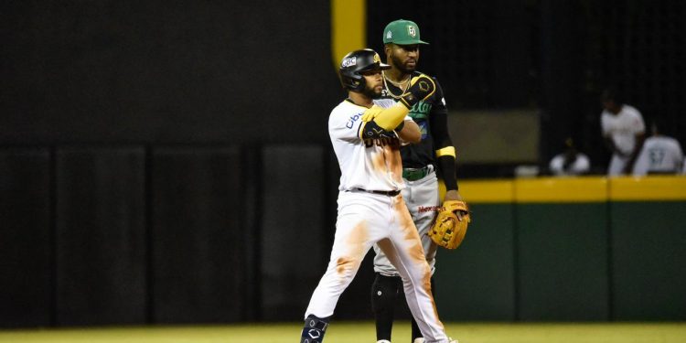 Águilas arrollan con lluvia de hits y se consolidan en la cima del torneo invernal