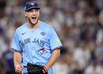 Toronto toma control: Yesavage hace historia y los Blue Jays regresan a casa arriba en la Serie Mundial