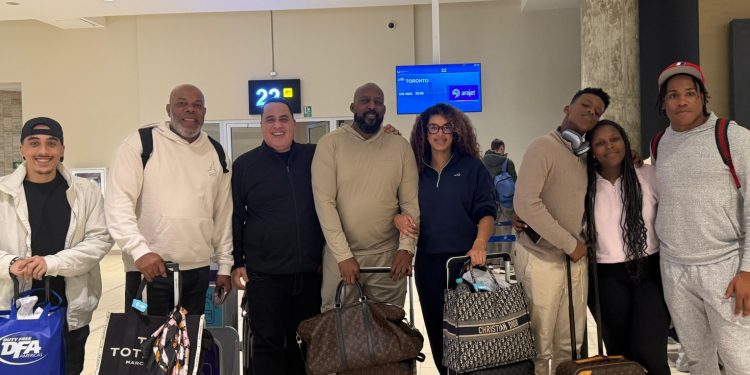 Vladimir Guerrero viaja con Arajet rumbo a Toronto para apoyar a su hijo en su primera Serie Mundial