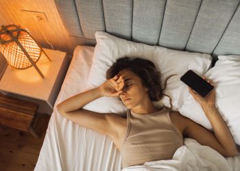 Consejos prácticos para afrontar el día después de una mala noche de sueño, según expertos
