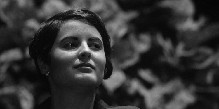 Yinett Santelises presenta su novela El vuelo de Sina, inspirada en la vida de la heroína Tomasina Cabral