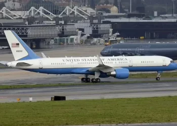 El avión del secretario de Defensa de EE. UU. aterriza de emergencia por grieta en el parabrisas