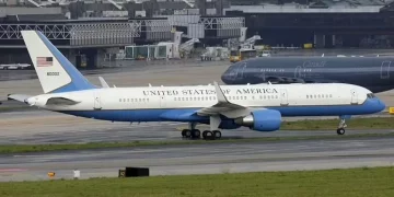 El avión del secretario de Defensa de EE. UU. aterriza de emergencia por grieta en el parabrisas