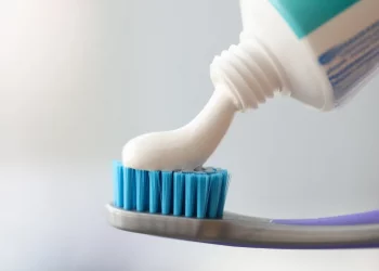 Por qué no debes cepillarte los dientes justo después de tomar café, según expertos dentales