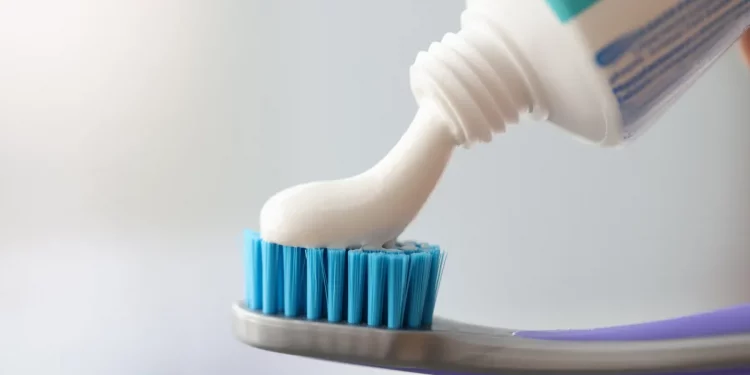 Por qué no debes cepillarte los dientes justo después de tomar café, según expertos dentales