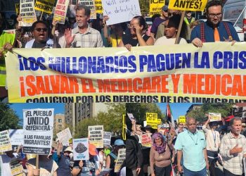 Cientos de personas desfilan en Alto Manhattan en contra quitar seguro salud Obamacare y a favor de inmigrantes