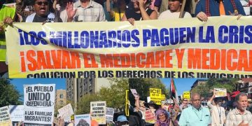 Cientos de personas desfilan en Alto Manhattan en contra quitar seguro salud Obamacare y a favor de inmigrantes
