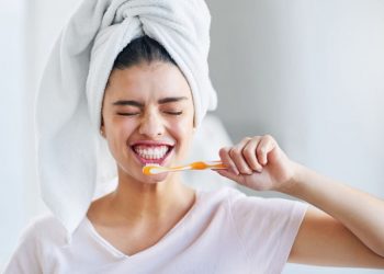 Lavarse los dientes: ¿antes o después del desayuno? Los dentistas aclaran la duda