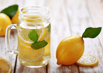 Agua con limón en ayunas: ¿realmente ayuda a adelgazar o es solo un mito?