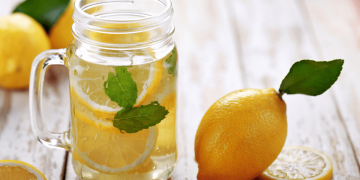 Agua con limón en ayunas: ¿realmente ayuda a adelgazar o es solo un mito?