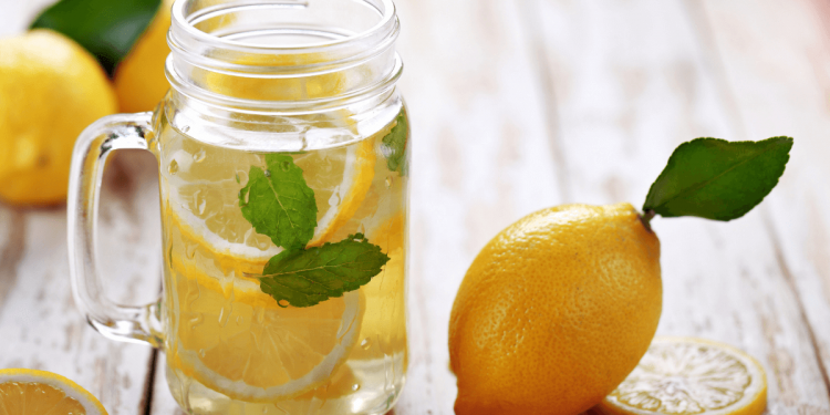 Agua con limón en ayunas: ¿realmente ayuda a adelgazar o es solo un mito?