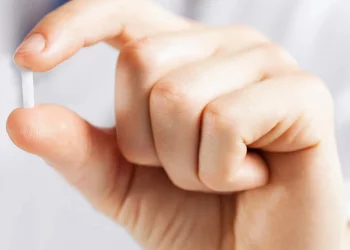 “Chip de la juventud”: qué es, cómo funciona y quiénes pueden usar este tratamiento hormonal