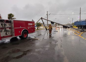 Retiran semáforo caído en el Malecón tras ráfagas de tormenta Melissa