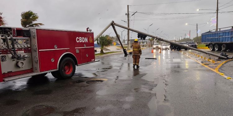 Retiran semáforo caído en el Malecón tras ráfagas de tormenta Melissa