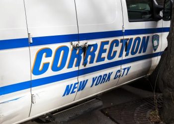 Hispano preso disparó e hirió a otro en NY dentro de un vehículo de prisión