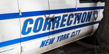 Hispano preso disparó e hirió a otro en NY dentro de un vehículo de prisión