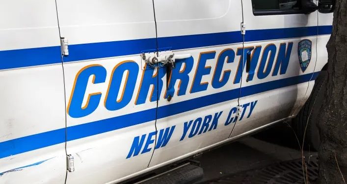 Hispano preso disparó e hirió a otro en NY dentro de un vehículo de prisión