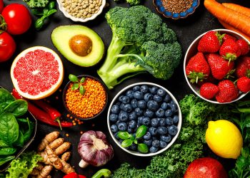 ¿Pasas muchas horas sentado? Estos alimentos pueden ayudar a proteger tus vasos sanguíneos, según estudio