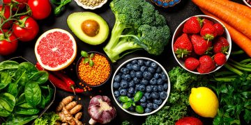 ¿Pasas muchas horas sentado? Estos alimentos pueden ayudar a proteger tus vasos sanguíneos, según estudio