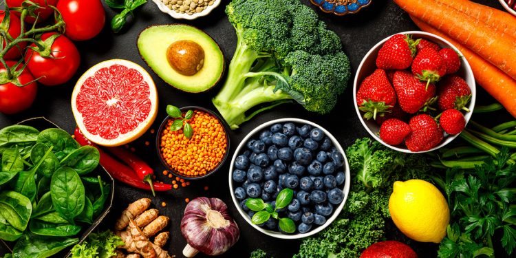 ¿Pasas muchas horas sentado? Estos alimentos pueden ayudar a proteger tus vasos sanguíneos, según estudio