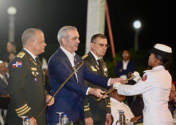 Presidente Abinader encabeza entrega de sables y diplomas a nuevos oficiales del Ejército