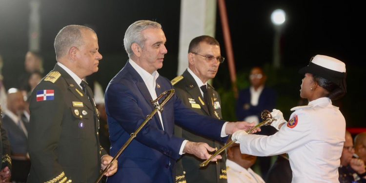 Presidente Abinader encabeza entrega de sables y diplomas a nuevos oficiales del Ejército