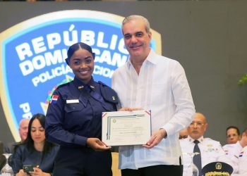 Abinader juramenta 2,421 nuevos policías y eleva a 6,500 los agentes formados bajo la Reforma Policial