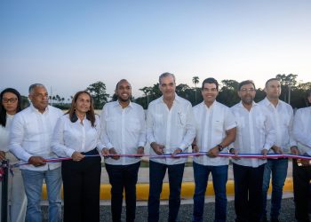 Abinader y Wellington Arnaud inauguran planta de tratamiento en Pimentel tras 20 años de espera