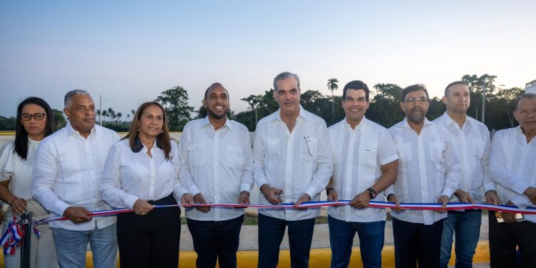 Abinader y Wellington Arnaud inauguran planta de tratamiento en Pimentel tras 20 años de espera