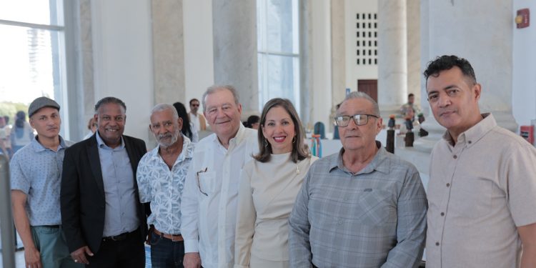 Artesanos dominicanos deslumbran con su talento en exposición navideña del Monumento a los Héroes de la Restauración
