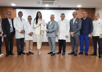 Cabral y Báez logra certificación internacional en manejo del ictus y recibe reconocimiento del Ministro de Salud