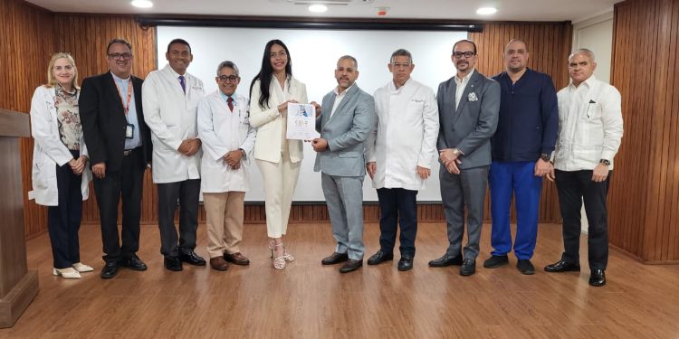 Cabral y Báez logra certificación internacional en manejo del ictus y recibe reconocimiento del Ministro de Salud
