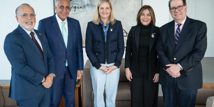 Carolina Mejía formaliza invitación a la presidenta del COI para los Juegos Santo Domingo 2026
