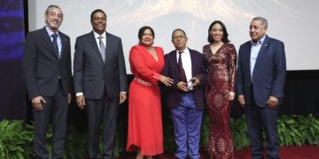 Cheo Tejada recibe el Gran Premio del Periodismo Digital en gala del Observatorio de Medios Digitales