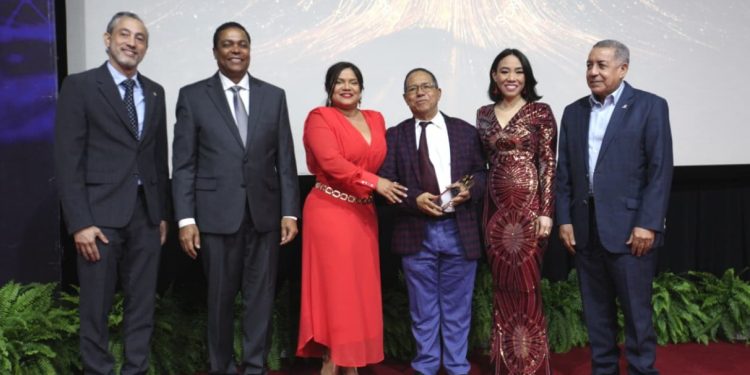 Cheo Tejada recibe el Gran Premio del Periodismo Digital en gala del Observatorio de Medios Digitales